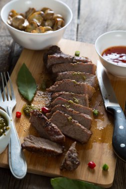 Sığır eti ve soslar kızarmış parça