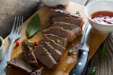 Sığır eti ve soslar kızarmış parça