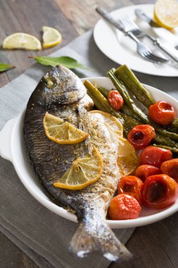 Kuşkonmaz ve domates ile Fırında Balık