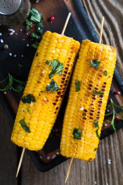 Tuz ve baharatlar ile ızgara mısır