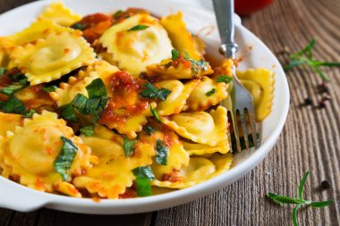 Domates soslu ve fesleğenli Ravioli.