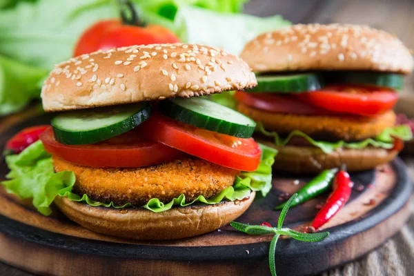 참 깨 씨앗 롤빵에 야채와 함께 Fishburger — 스톡 사진