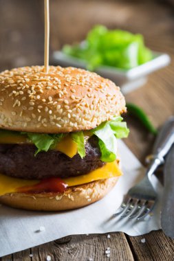 Çizburger ahşap bir masa üzerinde