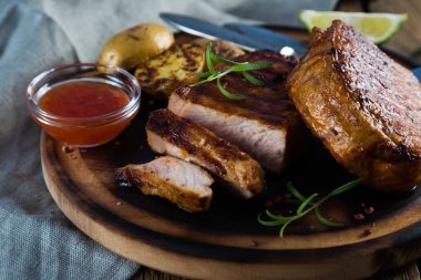 Patates ve baharatlar ile ızgara biftek