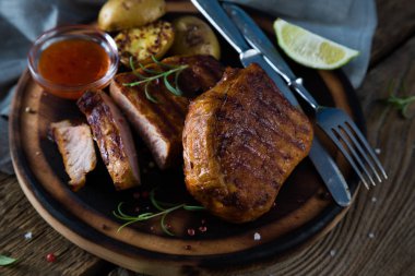 Patates ve baharatlar ile ızgara biftek