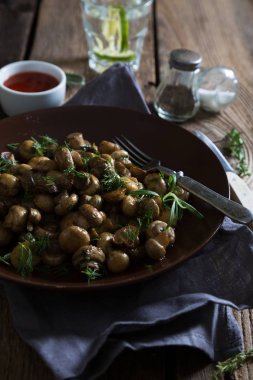 Kızarmış mantar ve şifalı ot.