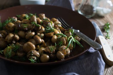 Kızarmış mantar ve şifalı ot.