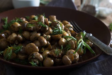 Kızarmış mantar ve şifalı ot.