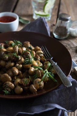 Kızarmış mantar ve şifalı ot.