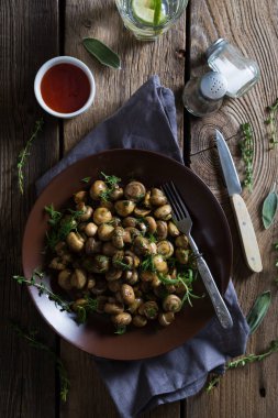 Kızarmış mantar ve şifalı ot.