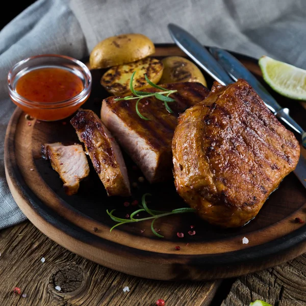 Patates ve baharatlar ile ızgara biftek