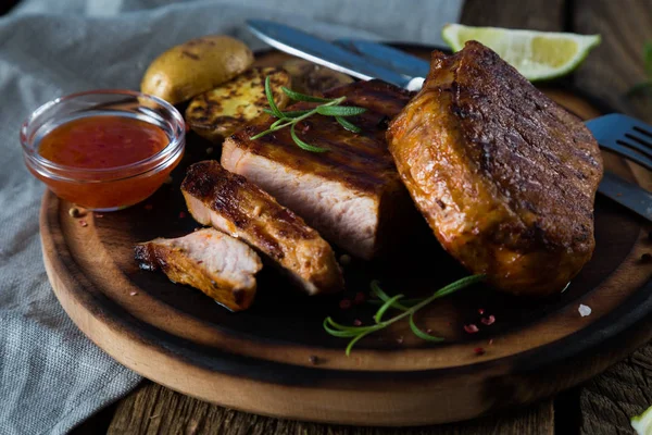 Bife grelhado com batatas e especiarias — Fotografia de Stock