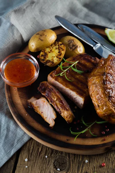 Patates ve baharatlar ile ızgara biftek