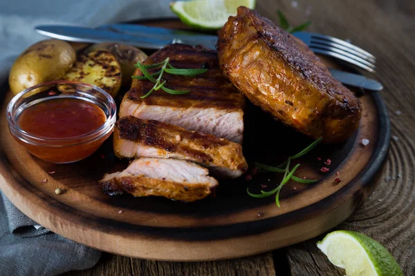 Patates ve baharatlar ile ızgara biftek