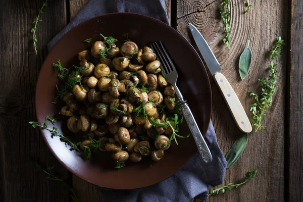 Kızarmış mantar ve şifalı ot.