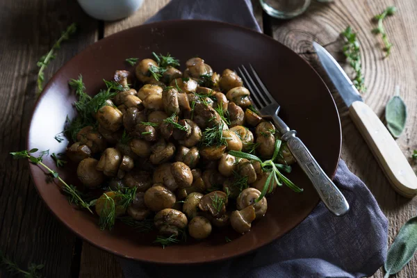 Kızarmış mantar ve şifalı ot.