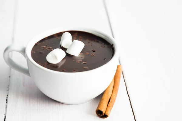 Une tasse de chocolat chaud à la cannelle — Photo