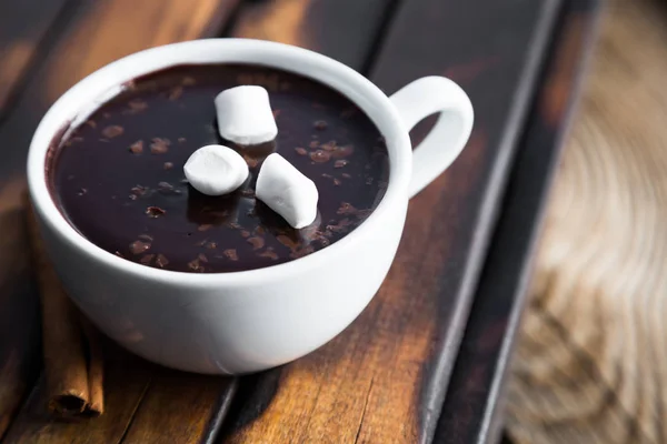 Une tasse de chocolat chaud à la cannelle — Photo