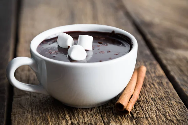 Une tasse de chocolat chaud à la cannelle — Photo