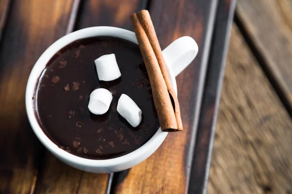 Ein Becher heiße Schokolade mit Zimt — Stockfoto