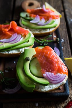 Krem peynir, somon füme ve avokado ile simit