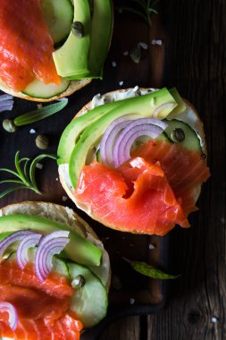 Krem peynir, somon füme ve avokado ile simit