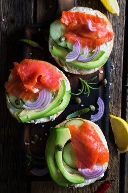 Krem peynir, somon füme ve avokado ile simit