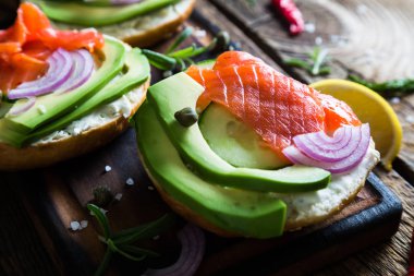 Krem peynir, somon füme ve avokado ile simit