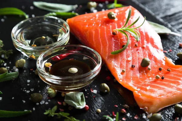 Baharat ve otlar ile Somon