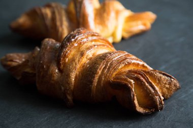 Karanlık bir arka plan üzerinde taze kruvasanlar