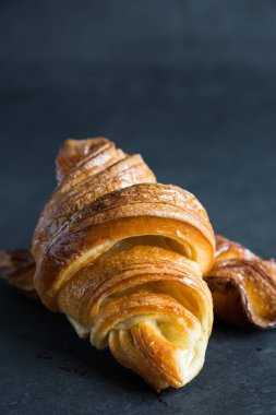 Karanlık bir arka plan üzerinde taze kruvasanlar