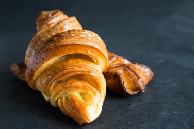 Karanlık bir arka plan üzerinde taze kruvasanlar