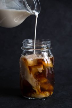 Mason kavanoza buzlu kahve