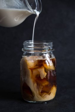 Mason kavanoza buzlu kahve