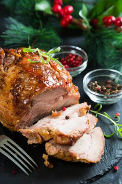 Noel jambonu baharat ve otlar ile