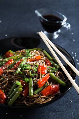 Soba sebze ve susam ile. Sebzeli erişte