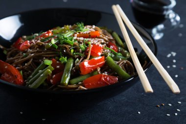 Soba sebze ve susam ile. Sebzeli erişte