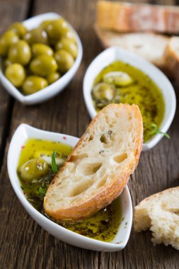 Otlar ve baharatlar ile zeytin yağı batırılmış ekmek