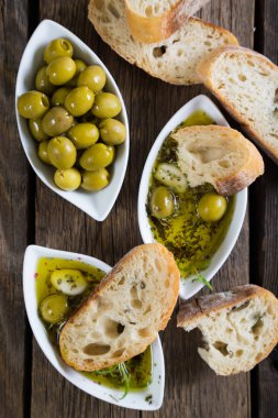 Otlar ve baharatlar ile zeytin yağı batırılmış ekmek