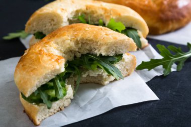 Simit salatalık krem peynir ve roka ile