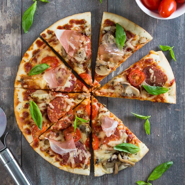 Pizza z salami, grzybami i ziołami — Zdjęcie stockowe