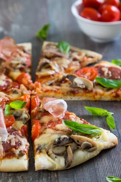 Pizza z salami, grzybami i ziołami — Zdjęcie stockowe