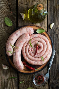 Otlar ve baharatlar ile Çiğ sosis ızgara