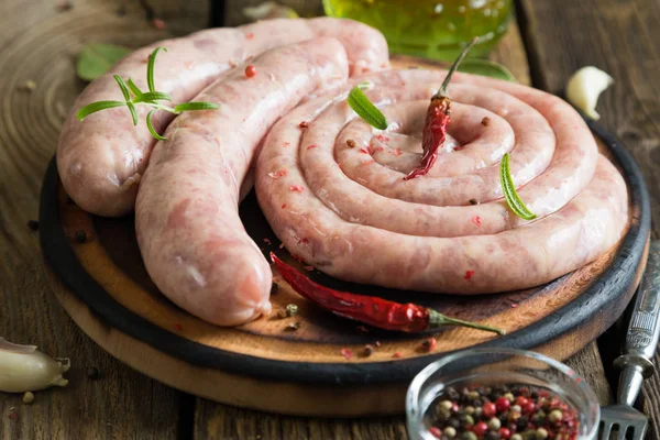 Otlar ve baharatlar ile Çiğ sosis ızgara