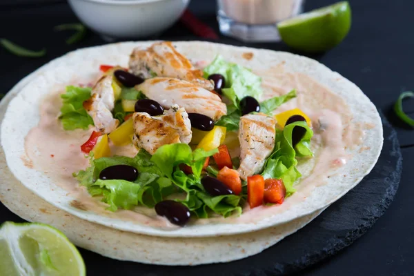 Chicken with vegetables wrapped in a tortilla — Stock Photo, Image