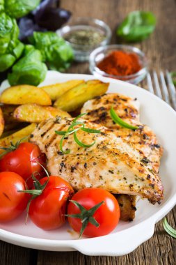 Sebzeli ızgara tavuk filetosu.