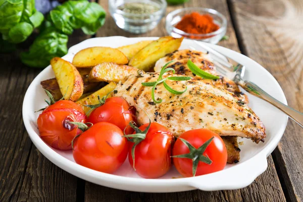 Gegrilltes Hühnerfilet mit Gemüse — Stockfoto