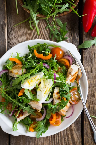 Friss zöldségek, és az csirke saláta — Stock Fotó