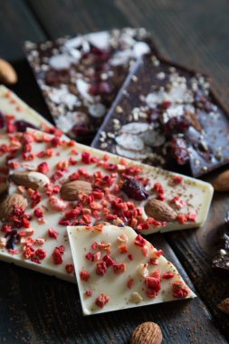 Beyaz ve koyu çikolata meyve ve fındık ile