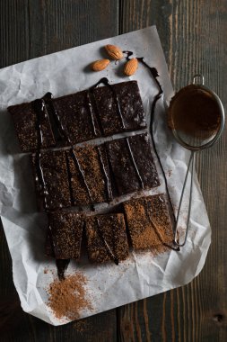 Bir tabloda çikolatalı kek